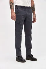 Pantalón cargo de gabardina en color gris, con corte standard slim. Presenta bolsillos laterales y bolsillos cargo con solapa y botones en los muslos.