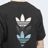 Remera negra de corte clásico con cuello redondo y logo de Adidas Triple Trifolio estampado en el pecho.