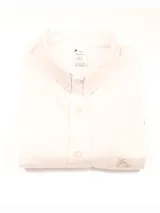 Camisa blanca de manga larga confeccionada en suave tela 100% algodón, corte clásico con un bolsillo. Ideal para cualquier ocasión.