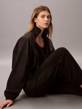 Jogger Calvin Klein de tejido polar color negro, con corte regular, cintura elástica con cordón ajustable y puños elásticos en los tobillos.