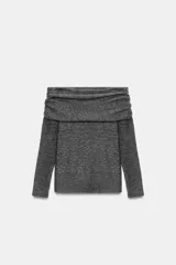 Jersey de punto gris con escote recto tipo palabra de honor, con detalle de vuelta en la parte superior y manga larga.