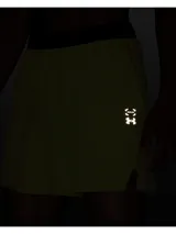 Short de entrenamiento Under Armour, color amarillo lima, con diseño ligero y duradero. Presenta aberturas laterales en el bajo para mayor movilidad, perforaciones láser para transpirabilidad y bolsillos laterales. Confeccionado en tejido elástico en cuatro direcciones que absorbe el sudor.