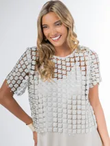 Blusa italiana calada con diseño floral en tono champagne, de mangas cortas y calce oversized.