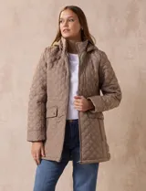 Campera capitoneada de corte largo con diseño acolchado en forma de rombos. Cuenta con cierre frontal completo, capucha desmontable, bolsillos delanteros con solapa y cierre, y forro interno a tono.