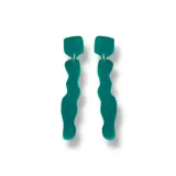 Par de aros colgantes con base cuadrada rosa y pieza colgante ondulada roja.