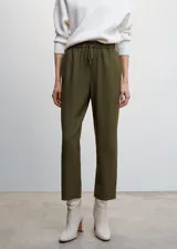 Pantalón fluido de corte recto y estilo jogger, confeccionado en tejido ligero. Presenta cintura elástica con cordón ajustable y dos bolsillos laterales.