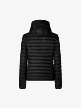 Campera puffer beige con capucha, cierre frontal con cremallera naranja, bolsillos laterales ocultos y logo de goma en la manga. Confeccionada en nylon liviano y con puños y dobladillo elásticos de Lycra.