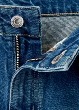 Jeans de corte recto y tiro medio con diseño de cinco bolsillos, trabillas para cinturón y cierre frontal con botón y cremallera.
