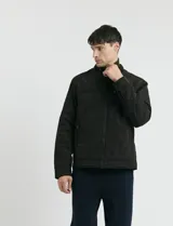 Campera de estilo casual con cierre frontal, cuello alto con broche y bolsillos laterales con cierre. Presenta un diseño liso y funcional, ideal para uso diario.