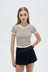 Remera de manga corta de poliamida, con diseño de rayas horizontales, corte al cuerpo y cuello redondo.