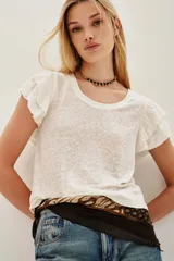 Remera blanca de lino con cuello redondo y mangas cortas con volados.