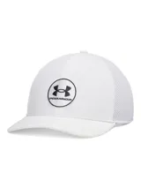 Gorra deportiva Under Armour color blanco, con visera precurvada y paneles laterales y traseros de malla transpirable. Cuenta con parche frontal redondo con el logo de la marca bordado.