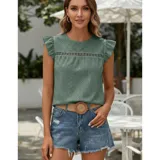Blusa de tela broderie color negro, con cuello redondo, mangas cortas con volados y detalle de calado horizontal en la parte superior del pecho.
