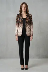 Blazer entallado con hombreras, con un diseño que combina estampado de leopardo en la parte superior y degradado de piel de serpiente en la inferior.