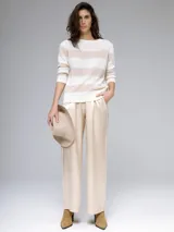 Sweater de punto fino a rayas horizontales anchas color blanco y beige, con cuello redondo.