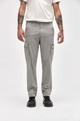 Pantalón cargo de gabardina en color gris, con corte standard slim. Presenta bolsillos laterales y bolsillos cargo con solapa y botones en los muslos.