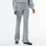 Pantalón acampanado gris de tejido de punto acanalado.