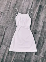 Vestido corto rojo con breteles finos y escote cuadrado.