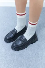 Mocasines blancos de cuero vegano con suela track y detalle de antifaz.