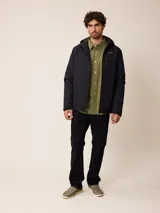 Campera de nylon negra con capucha, cierre frontal y bolsillo en el pecho con logo de la marca. Diseño acolchado con forro interior.