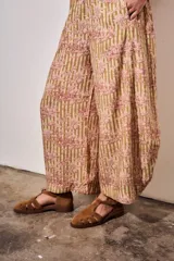 Babucha fluida de tiro alto con cintura elástica, diseño de rayas combinadas con estampado tipo toile de jouy en tonos beige y rojo.