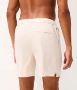 Bermuda deportiva masculina de poliéster color negro, con corte suelto y cintura elástica con cordón ajustable.