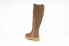 Bota alta de cuero color marrón, con cierre lateral y suela cosida.