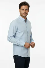 Camisa de lino y algodón color blanco, con cuello camisero, manga larga y cierre frontal de botones.