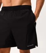 Bermuda deportiva Get Over de color negro, confeccionada en tejido tecnológico de poliéster y elastano, con cintura elástica y recortes frontales.