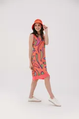 Vestido corto naranja con estampado abstracto en tonos morado, verde y blanco. Tiene corte recto, cuello redondo y mangas cortas.