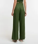 Pantalón pantalona confeccionado en viscosa con lino, color verde, de cintura ancha con botones laterales y corte amplio.