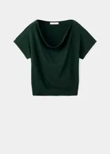 Jersey de punto fino color verde oscuro, con cuello drapeado y manga corta. Presenta un diseño recto y holgado.