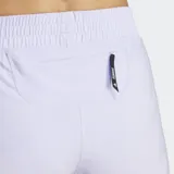 Short deportivo color lila con cintura elástica, cordón ajustable, tecnología AEROREADY, bolsillos laterales con cierre, bolsillo trasero con cierre y detalles reflectivos.