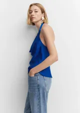 Top azul eléctrico de satén con cuello drapeado y tirantes finos.