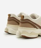 Championes estilo dad sneaker color beige, blanco y marrón, con cordones y suela alta.