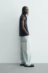 Camiseta sin mangas (tank top) de corte relajado, color azul marino jaspeado, con cuello redondo.