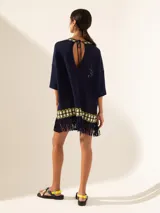 Poncho azul marino con diseño de ananás y flecos en el ruedo.