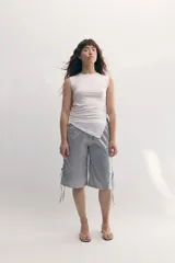 Bermuda gris satinada con corte recto, cintura elastizada, bolsillos frontales y tiras laterales para ajustar.