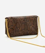 Cartera bandolera de tamaño mediano con estampado de piel de serpiente en tonos marrones y negros. Cuenta con asa de cadena dorada, solapa frontal y detalles de cierres metálicos con tiradores de cuero.