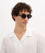 Camisa masculina blanca de lino, modelo boxy, con cuello bowling, manga corta y abotonado delantero.