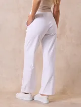 Pantalón blanco de tejido suave, corte ancho y pretina elastizada.