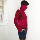 Buzo de cuello alto confeccionado en lana merino afieltrada color fucsia y rojo.