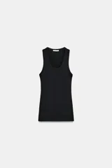 Top negro de corte ajustado (slim fit) con escote redondo y manga sisa.