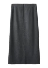 Falda midi gris de corte recto, con tiro alto y diseño clásico.