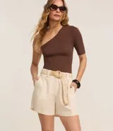 Short azul marino de cintura alta con cinturón de rafia y bolsillos laterales.