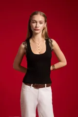 Musculosa de viscosa color negro, con corte al cuerpo, cuello redondo y detalles de encaje en los tirantes.