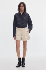 Short de denim color beige con pinzas en el delantero, bolsillos laterales y costuras a contratono.