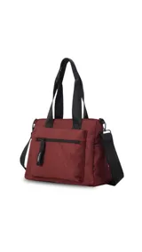 Bandolera de nylon color bordó con múltiples bolsillos externos con cierre, asas de mano y correa ajustable extraíble con logo grabado.
