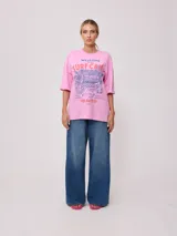 Remera blanca de algodón con estampado frontal de estilo playero con texto en color coral y azul.