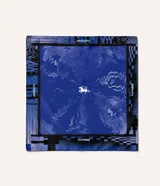 Pa%C3%B1uelo cuadrado de seda dull, color azul con estampa original Temblad que incluye un diseño abstracto central con un caballo blanco y bordes digitales con la marca.